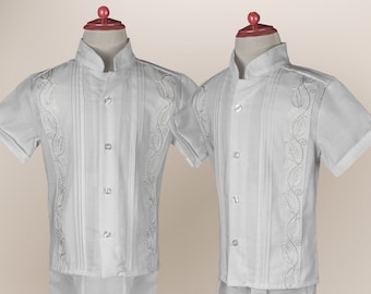 Conjunto de Guayabera de Lino con Bordado de Soutache para Niño Manga Corta Cuello Mao | Outfit de bautizo para niños |