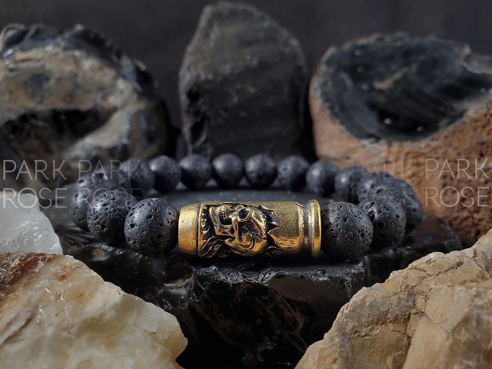 Bracciale con croce in pietra lavica: diffusore di oli essenziali, pietra curativa - Italia