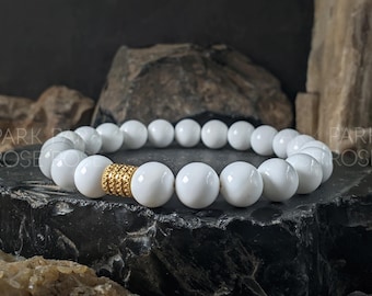 Pulsera de cuentas de coral blanco: joyería hipoalergénica con detalles de acero inoxidable.
