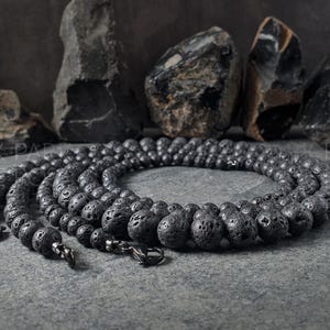ミニマリストなブラック溶岩宝石ネックレス（6mm、8mm、10mm）ブラックステンレススチールのアクセント付き | 溶岩ビーズネックレス、溶岩ジュエリー