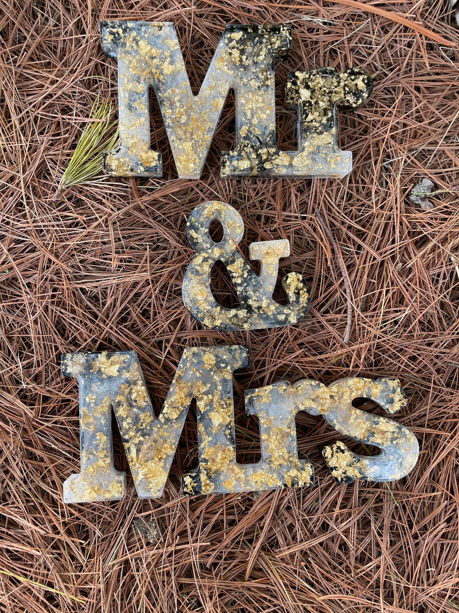 Mr & Mrs set Mr and Mrs resin sign wedding decor | Etsy