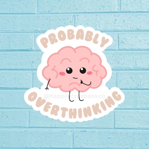Peut inclure: Autocollant avec un cerveau de dessin animé rose, avec des yeux noirs, des bras et un petit sourire. Le texte "PROBABLY OVERTHINKING" est en beige clair.