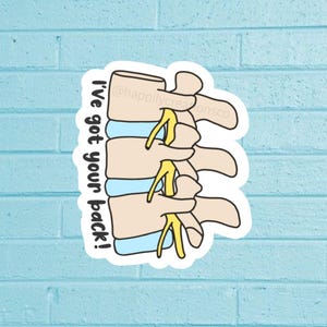Może przedstawiać: Naklejka przedstawiająca stylizowaną ilustrację kręgosłupa z napisem "I've got your back!" w zabawnej czcionce. Kręgosłup jest beżowy, żółty i niebieski, z nazwiskiem artysty w prawym górnym rogu.