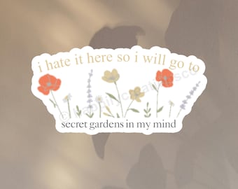 Je déteste être ici, alors j'irai dans des jardins secrets Sticker | ts ttpd je déteste ça sticker inspiré | gourde étanche découpée pour ordinateur portable