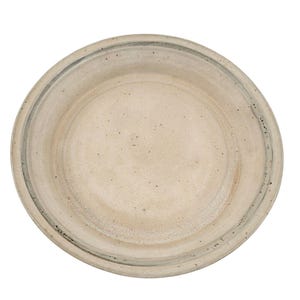 Puede incluir: Un plato redondo de cerámica blanquecina con un borde ligeramente elevado. El plato tiene una textura moteada y una banda gris oscuro alrededor del borde. El centro del plato es un tono más claro de blanquecino.