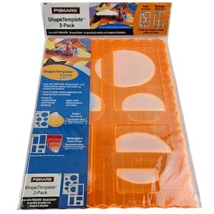 Puede incluir: Un paquete de 2 plantillas Fiskars ShapeTemplate naranja para scrapbooking y creación de tarjetas. Incluye plantillas para óvalos y rectángulos con bordes de nube y majestuosos. La plantilla transparente facilita la alineación. Dimensiones aproximadas: 30 cm x 20 cm.