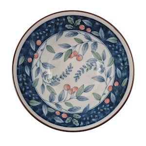 Può includere: Piatto rotondo in ceramica con centro bianco e bordo blu. Il piatto presenta un disegno dipinto di foglie e piccoli frutti arancioni. Il bordo è marrone. Il piatto è un oggetto decorativo.