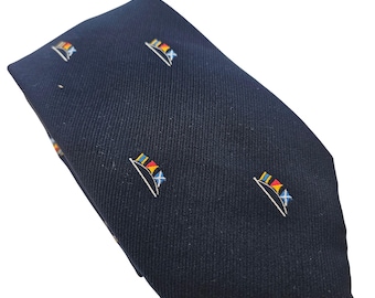 Corbata Alynn Dirty Old Man con temática náutica, banderas azules bordadas, poliéster, 1982
