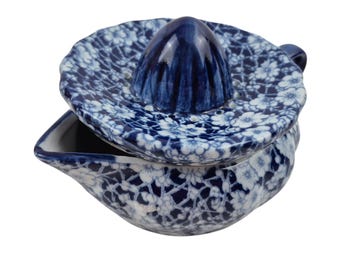 Exprimidor de cítricos Victoria Ironstone con mecanismo de flujo y diseño floral azul y blanco.