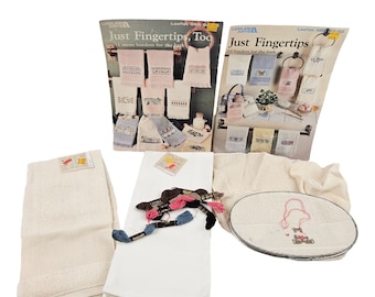 Lote de toallas de punto de cruz contadas, 2 folletos de artes de ocio, 2 aros de toallas