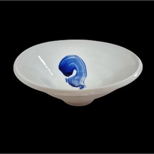 Cuenco de cerámica de estudio con pinceladas blancas y azules cobalto, abstracto, vintage, firmado.