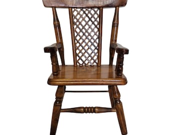 Vintage houten poppenkapiteinsstoel met rooster achterkant gedraaide spindelpoten eiken afwerking