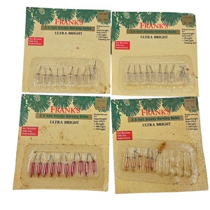 Puede incluir: Cuatro paquetes de bombillas de incandescencia de combustión lenta Frank's Ultra Bright de 2,5 y 3,5 voltios. Cada paquete presenta un diseño de pino verde y enumera las opciones de reemplazo de bombillas para los conjuntos de 50, 100 y 150 luces.