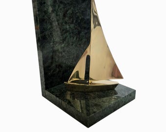 ヴィンテージグリーンマーブルシングルブックエンド、磨き真鍮製、帆船モチーフ、ミッドセンチュリーモダン、航海装飾