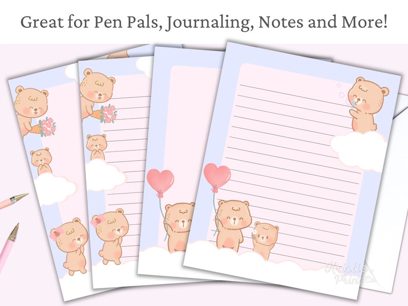 Pode incluir: Papelaria imprim&iacute;vel com ursos de desenho animado fofinhos com cora&ccedil;&otilde;es rosa, flores e nuvens em um fundo azul claro. O papel tem linhas rosa para escrever.