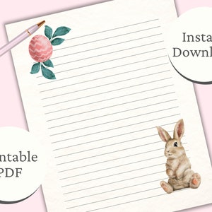 Pu&ograve; includere: Carta rigata stampabile con un design floreale rosa e verde in alto e un coniglio marrone in basso. Il testo "Download immediato" e "PDF stampabile" &egrave; incluso anche nell'immagine.