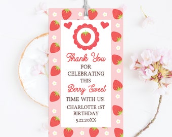 Puede incluir: Etiqueta de agradecimiento rosa con un patrón de fresas. La etiqueta dice "¡Gracias por celebrar este momento tan dulce con nosotros! Charlotte 1er cumpleaños 5.22.20XX".