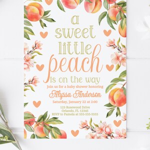 Puede incluir: Una invitaci&oacute;n a una baby shower con tem&aacute;tica de melocot&oacute;n con ilustraciones florales rosas y verdes. El texto dice "A sweet little peach is on the way."  &Uacute;nete a nosotros para una baby shower en honor a Alyssa Anderson. S&aacute;bado, 22 de enero a las 2:00 p. m. 123 Rosewood Drive, Orlando, FL 12345. RSVP a Pamela al 555-555-5555.