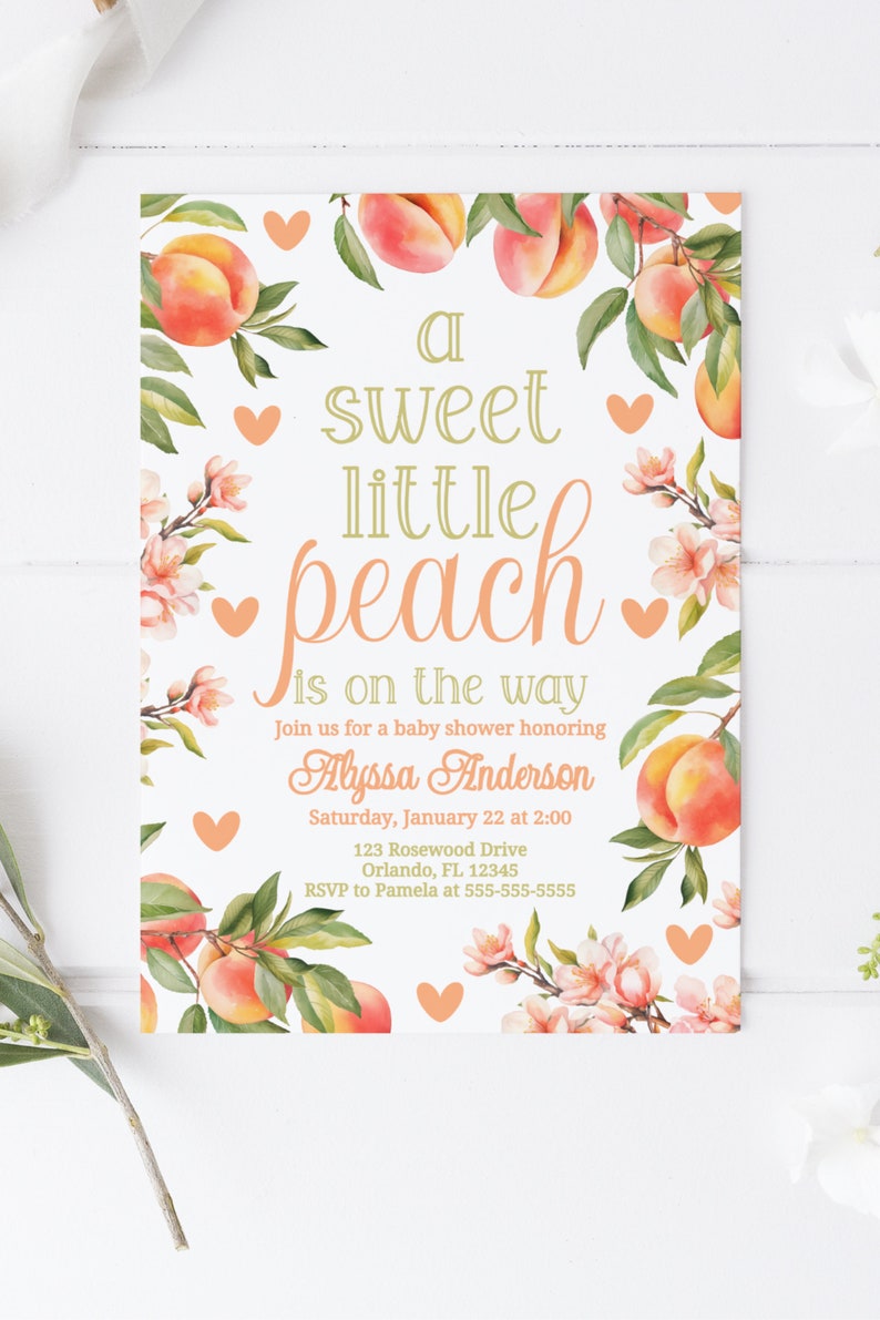 Puede incluir: Una invitaci&oacute;n a una baby shower con tem&aacute;tica de melocot&oacute;n con ilustraciones florales rosas y verdes. El texto dice "A sweet little peach is on the way."  &Uacute;nete a nosotros para una baby shower en honor a Alyssa Anderson. S&aacute;bado, 22 de enero a las 2:00 p. m. 123 Rosewood Drive, Orlando, FL 12345. RSVP a Pamela al 555-555-5555.