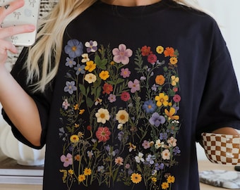 ヴィンテージ押し花シャツ、コンフォートカラーフローラルシャツ、ボヘミアンTシャツ、コテージコアフラワーシャツ、ボタニカルフローラルTシャツ、ワイルドフラワーシャツ