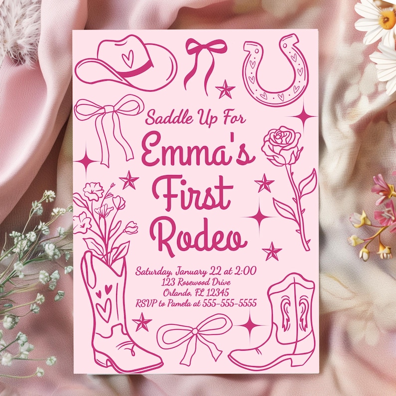 Puede incluir: Invitaci&oacute;n rosa con ilustraciones de vaquero: sombrero, herradura, botas y lazos. El texto dice "Saddle Up For Emma's First Rodeo" con detalles del evento: fecha, hora, lugar e informaci&oacute;n de confirmaci&oacute;n.