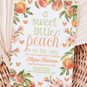 Puede incluir: Una invitaci&oacute;n a una fiesta de bienvenida al beb&eacute; con tem&aacute;tica de melocot&oacute;n con acentos florales rosas y verdes. La invitaci&oacute;n dice "a sweet little peach is on the way" e incluye el nombre Alyssa Anderson, la fecha y la hora de la fiesta, y la direcci&oacute;n.