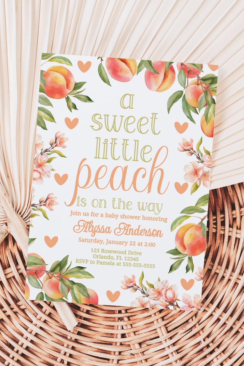 Puede incluir: Una invitaci&oacute;n a una fiesta de bienvenida al beb&eacute; con tem&aacute;tica de melocot&oacute;n con acentos florales rosas y verdes. La invitaci&oacute;n dice "a sweet little peach is on the way" e incluye el nombre Alyssa Anderson, la fecha y la hora de la fiesta, y la direcci&oacute;n.
