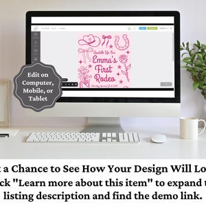 Puede incluir: Un monitor de computadora muestra un dise&ntilde;o rosa con tem&aacute;tica de rodeo con un sombrero de vaquero, una herradura y el texto "Saddle Up For Emma's First Rodeo". La imagen tambi&eacute;n incluye un teclado, un rat&oacute;n y una taza.