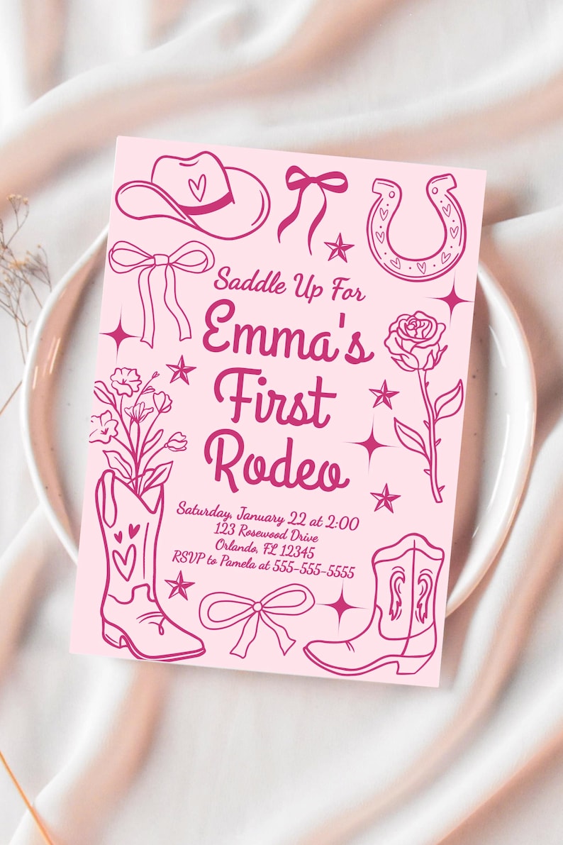 Puede incluir: Tarjeta de invitaci&oacute;n rosa con tem&aacute;tica de vaquero. La tarjeta presenta ilustraciones de un sombrero de vaquero, herradura, botas y lazos. El texto incluye "Saddle Up For Emma's First Rodeo" y detalles del evento.