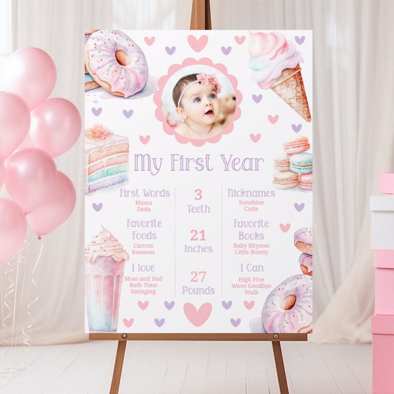 Puede incluir: Un p&oacute;ster de primer cumplea&ntilde;os rosa y morado con una foto de una ni&ntilde;a. El p&oacute;ster presenta ilustraciones de donas, conos de helado, pastel y macarons. El p&oacute;ster incluye la edad del beb&eacute; en meses, el peso en libras, la altura en pulgadas, los alimentos favoritos, los libros favoritos, las primeras palabras y los apodos. El p&oacute;ster dice "Mi primer a&ntilde;o".