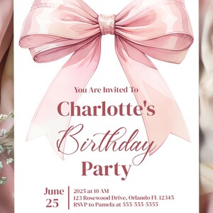 Może przedstawiać: R&oacute;żowe i białe zaproszenie na przyjęcie urodzinowe z dużą r&oacute;żową kokardą i tekstem "You Are Invited To Charlotte's Birthday Party" oraz datą "June 25" i szczeg&oacute;łami przyjęcia.