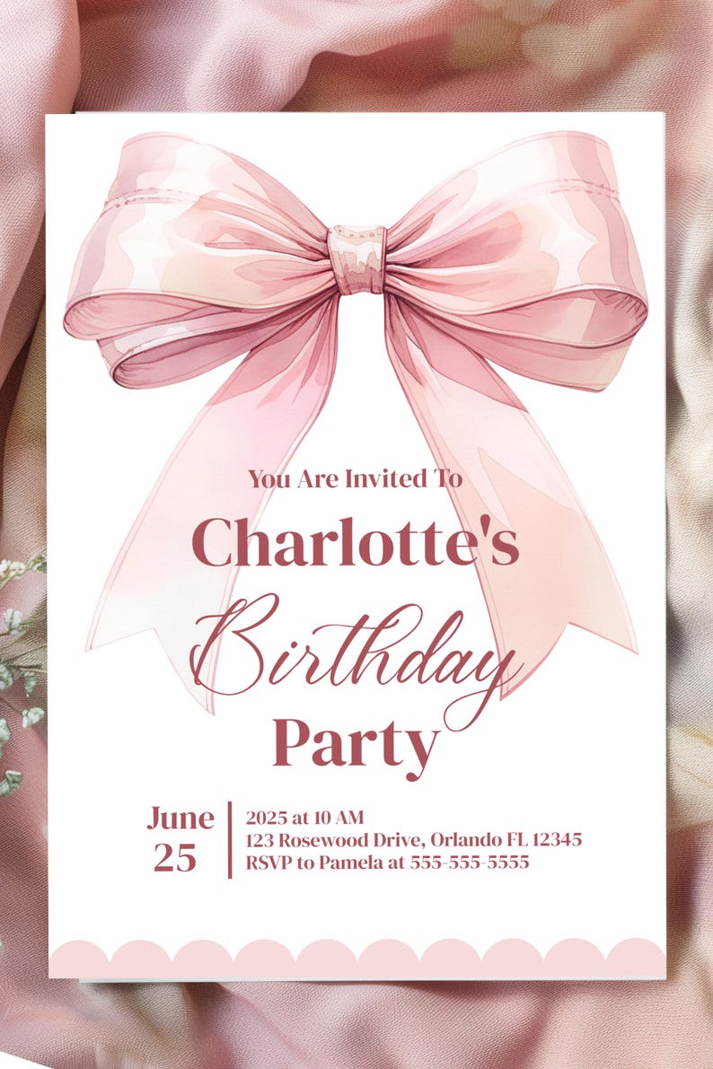 Może przedstawiać: R&oacute;żowe i białe zaproszenie na przyjęcie urodzinowe z dużą r&oacute;żową kokardą i tekstem "You Are Invited To Charlotte's Birthday Party" oraz datą "June 25" i szczeg&oacute;łami przyjęcia.