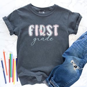 Erste Klasse Shirt Zurück zu Schulshirt Erster Tag der Schule Kinder Schulshirt Grundschule Mädchen Schulshirt Niedliches Grandmillenal Preppy