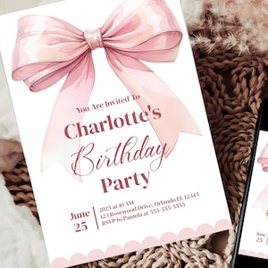 Może przedstawiać: R&oacute;żowe zaproszenie na przyjęcie urodzinowe z dużą r&oacute;żową kokardą i tekstem "You Are Invited To Charlotte's Birthday Party" z datą i godziną przyjęcia oraz informacjami RSVP.