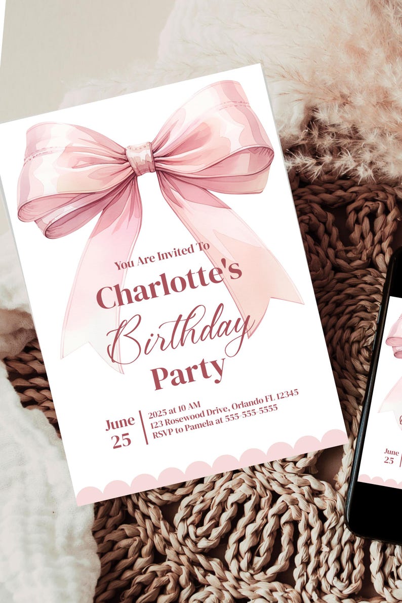 Może przedstawiać: R&oacute;żowe zaproszenie na przyjęcie urodzinowe z dużą r&oacute;żową kokardą i tekstem "You Are Invited To Charlotte's Birthday Party" z datą i godziną przyjęcia oraz informacjami RSVP.