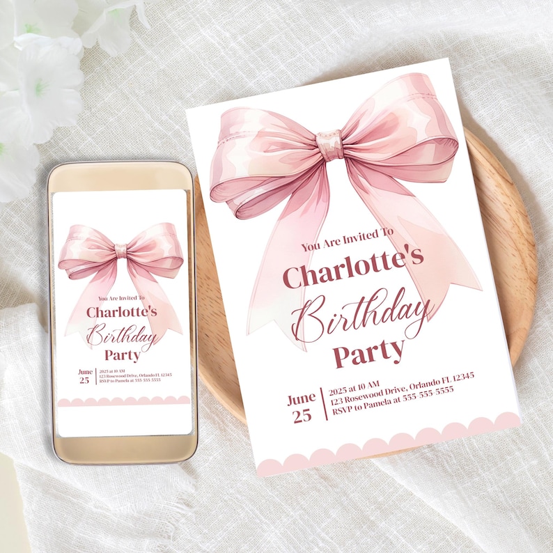 Może przedstawiać: R&oacute;żowe i białe zaproszenie na przyjęcie urodzinowe z dużą r&oacute;żową kokardką i tekstem "You Are Invited To Charlotte's Birthday Party" oraz szczeg&oacute;łami przyjęcia.
