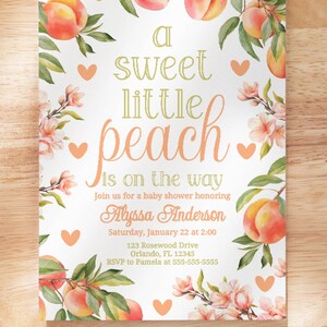 Puede incluir: Una invitaci&oacute;n a una fiesta de bienvenida al beb&eacute; con tem&aacute;tica de melocot&oacute;n con ilustraciones de acuarela de melocotones, flores y hojas. El texto dice "a sweet little peach is on the way" e incluye el nombre "Alyssa Anderson", la fecha, la hora, la direcci&oacute;n y la informaci&oacute;n de RSVP.