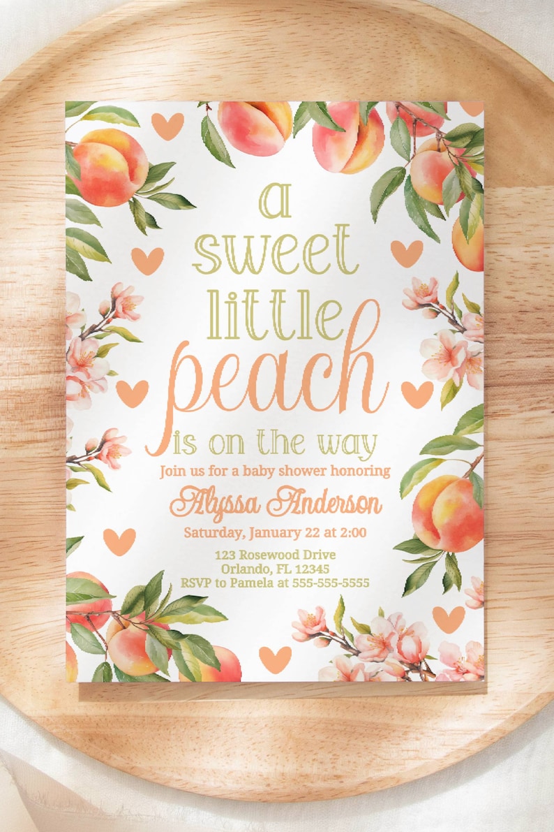 Puede incluir: Una invitaci&oacute;n a una fiesta de bienvenida al beb&eacute; con tem&aacute;tica de melocot&oacute;n con ilustraciones de acuarela de melocotones, flores y hojas. El texto dice "a sweet little peach is on the way" e incluye el nombre "Alyssa Anderson", la fecha, la hora, la direcci&oacute;n y la informaci&oacute;n de RSVP.