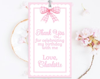 Peut inclure: Etiquette de remerciement rose avec un nœud en vichy rose et blanc, le texte "Thank You for celebrating my birthday with me Love, Charlotte"