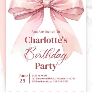 Może przedstawiać: R&oacute;żowe zaproszenie na przyjęcie urodzinowe z dużą r&oacute;żową kokardą i tekstem "You Are Invited To Charlotte's Birthday Party" oraz szczeg&oacute;łami przyjęcia 25 czerwca 2025 o godzinie 10:00.