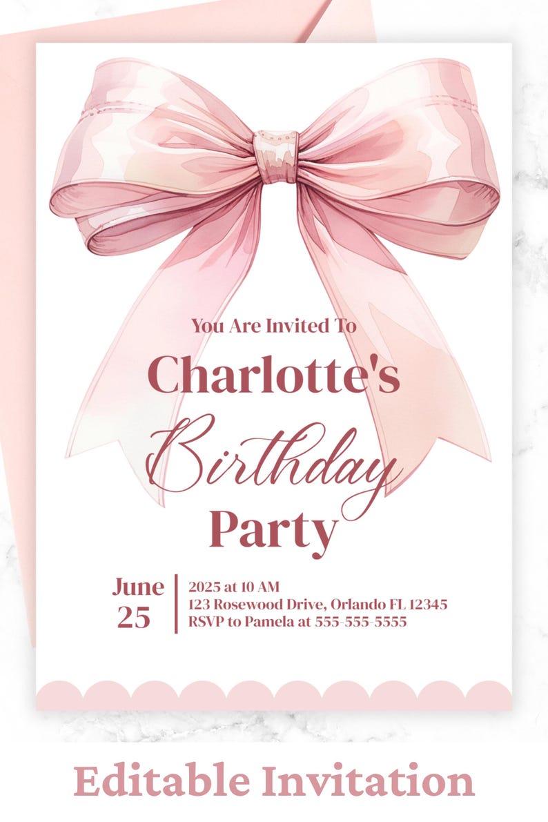 Może przedstawiać: R&oacute;żowe zaproszenie na przyjęcie urodzinowe z dużą r&oacute;żową kokardą i tekstem "You Are Invited To Charlotte's Birthday Party" oraz szczeg&oacute;łami przyjęcia 25 czerwca 2025 o godzinie 10:00.