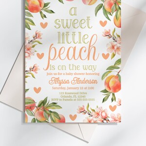 Puede incluir: Una invitaci&oacute;n a un baby shower con ilustraciones de acuarela de melocotones, flores y corazones. El texto dice "a sweet little peach is on the way" e incluye el nombre "Alyssa Anderson", la fecha, la hora, la direcci&oacute;n y la informaci&oacute;n de RSVP.