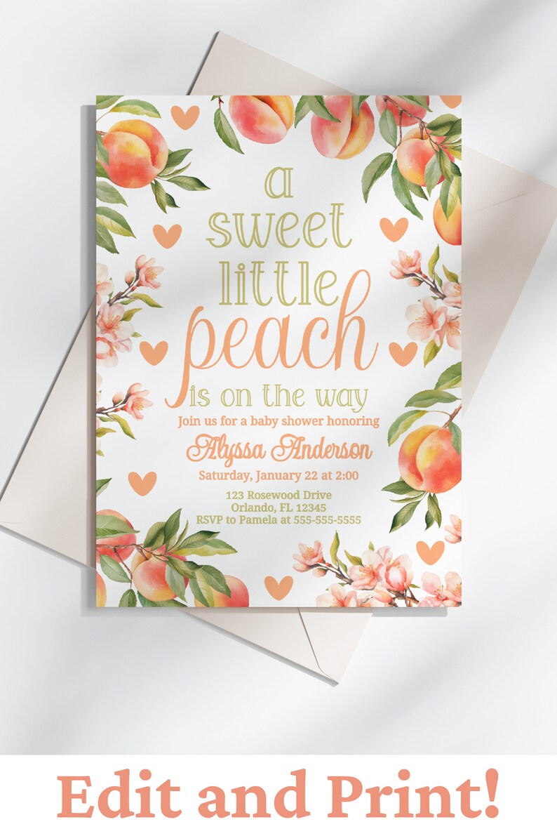 Puede incluir: Una invitaci&oacute;n a un baby shower con ilustraciones de acuarela de melocotones, flores y corazones. El texto dice "a sweet little peach is on the way" e incluye el nombre "Alyssa Anderson", la fecha, la hora, la direcci&oacute;n y la informaci&oacute;n de RSVP.