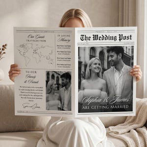 Może przedstawiać: Osoba trzyma ogłoszenie ślubne w stylu gazety. Nagłówek brzmi "The Wedding Post" ze zdjęciem uśmiechniętej pary. Tekst zawiera "Sophia & James ARE GETTING MARRIED" i mapę świata.