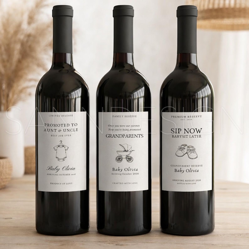 Pu&ograve; includere: Tre bottiglie di vino rosso con etichette personalizzate. Le etichette recitano "Promosso a Zio e Zia", "Nonni" e "Sip Now Babysit Later". Ogni etichetta include una grafica a tema bambino e il nome "Baby Olivia".