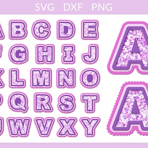 Pode incluir: Um conjunto de 26 letras do alfabeto em uma fonte de glitter roxo com contorno rosa. As letras estão em maiúsculas e estão organizadas em ordem alfabética. As letras estão em um fundo branco.