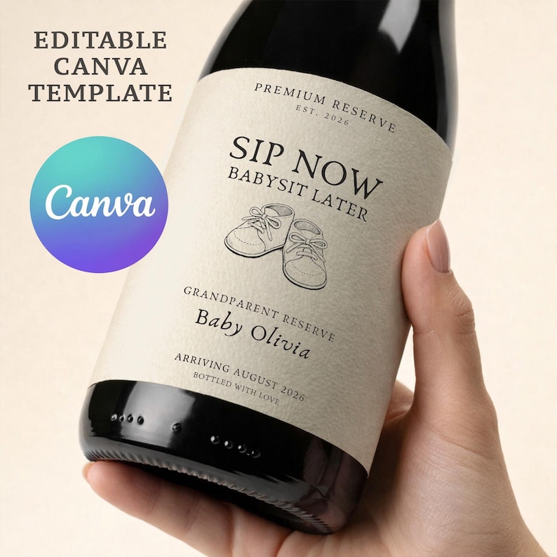 Pu&ograve; includere: Una bottiglia di vino con un'etichetta personalizzata. L'etichetta recita "SIP NOW BABYSIT LATER" con illustrazioni di scarpine. C'&egrave; anche scritto "Grandparent Reserve Baby Olivia Arriving August 2026". Il logo Canva &egrave; visibile.