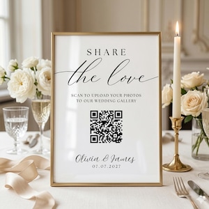 Può includere: Un cartello con cornice dorata con la scritta "SHARE the love" in corsivo. Include un codice QR e il testo "SCAN TO UPLOAD YOUR PHOTOS TO OUR WEDDING GALLERY". Il cartello è personalizzato con i nomi "Olivia & James" e la data 07.07.2027.