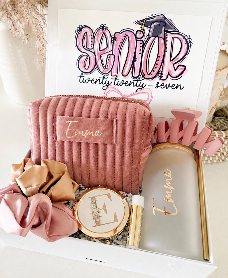 Peut inclure: Coffret cadeau de remise de dipl&ocirc;me avec trousse de maquillage en velours c&ocirc;tel&eacute; rose, chouchous, miroir compact, baume &agrave; l&egrave;vres et gobelet. La bo&icirc;te contient &eacute;galement une carte avec l'inscription "Senior twenty twenty-seven".
