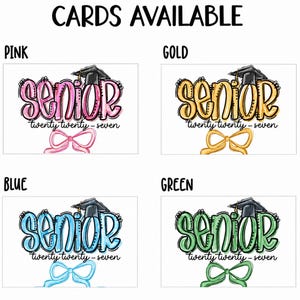 Peut inclure: Cartes de fin d'&eacute;tudes avec le mot "Senior" en rose, or, bleu et vert, chacune avec un n&oelig;ud et un chapeau de graduation assortis. Le texte "twenty twenty-seven" est en dessous. Le texte "CARDS AVAILABLE" est en haut.